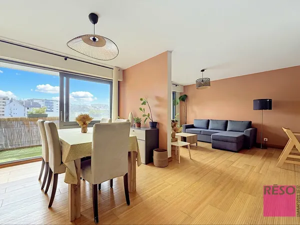 Spacieux T4 avec balcon, garage et deux caves.