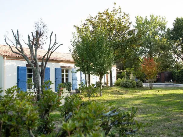La Roche-sur-Yon Sud, sur la commune d'Aubigny, maison de style rétais de 179 m², 5 chambres, 2334 m