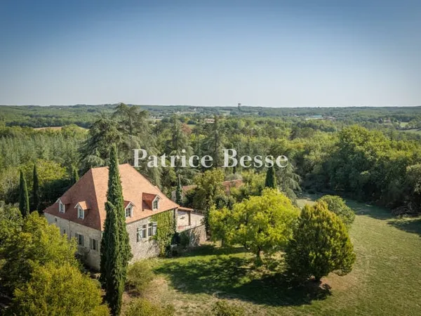 Dans le Lot, demeure du 19e s. et piscine, sur près d'1 ha