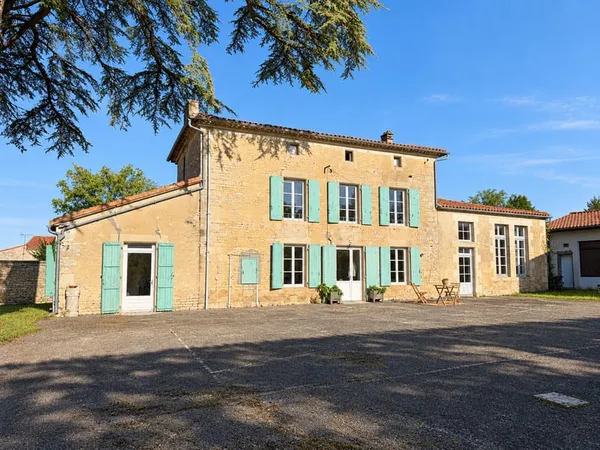 Tusson village de caractère : maison de 161 m2 avec plusieur