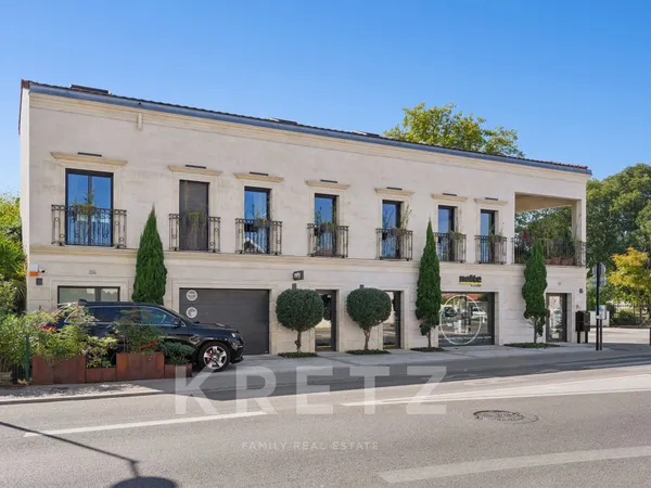BORDEAUX CAUDÉRAN - IMMEUBLE DE CARACTÈRE EN PIERRE AVEC GARAGE