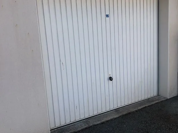 Garage à louer. 15 m²