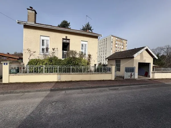 Maison sur sous-sol avec jardin
