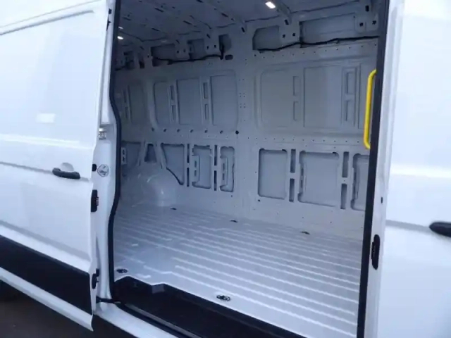 Volkswagen Crafter fg 35 l4h3 2.0 tdi 140ch business traction bva8 — photo 9