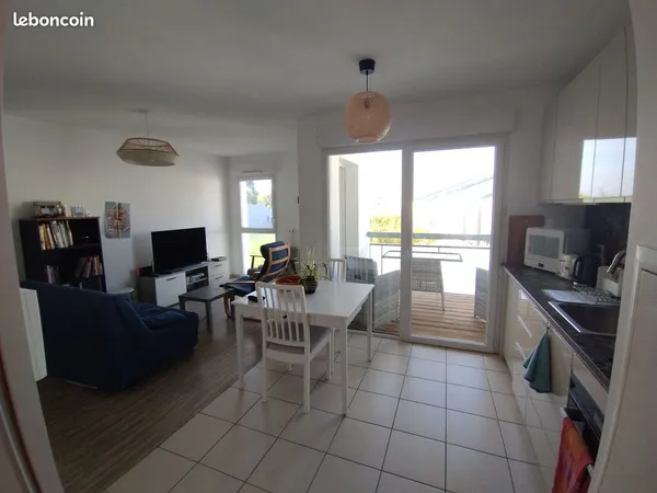 Appartement T2 lumineux avec balcon et box, très calme, proche des commerces (à pied) - 40,77 m² (St