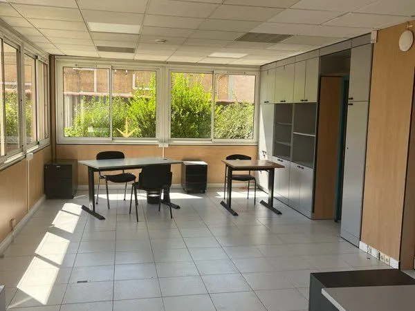 Bureau et espace de travail Location Les Pennes-Mirabeau  80m² 1500€