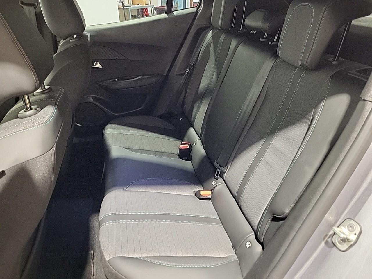 Peugeot 2008 puretech 130 s&s eat8 allure — photo 13