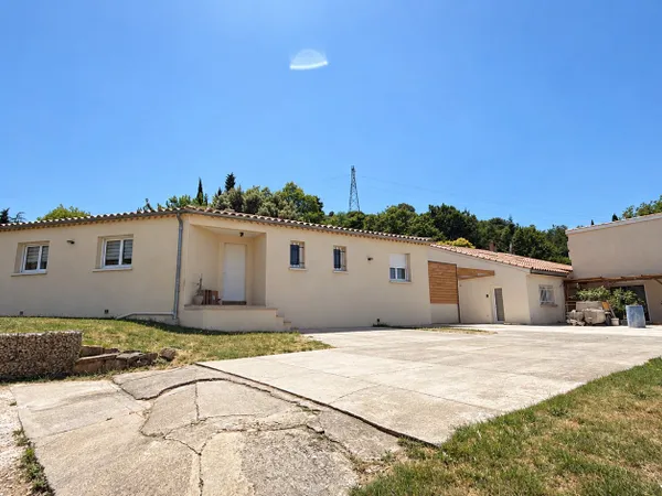 Propriété 3 habitations de 282 m2 sur 1,57 ha DPE A Drôme Pr