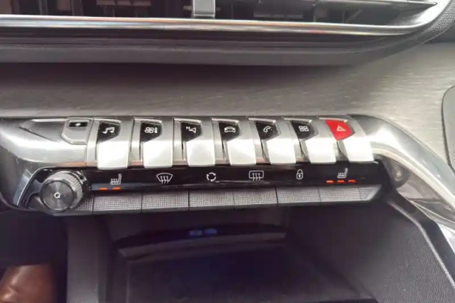 Peugeot 3008 hybrid4 300 e-eat8 — photo 47