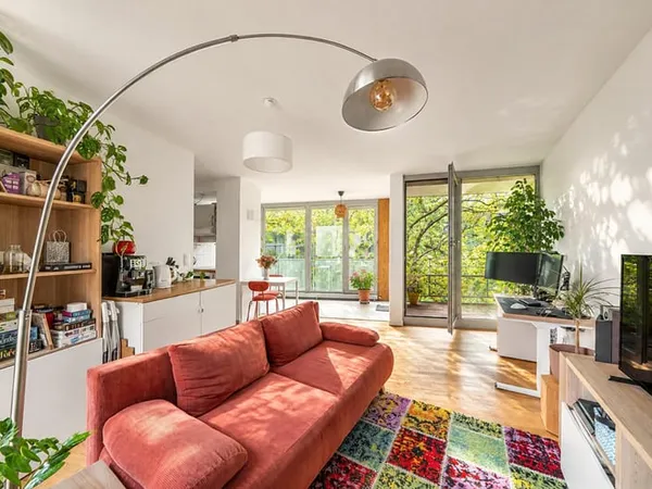 Un appartement baigné de lumière face à la Coulée verte