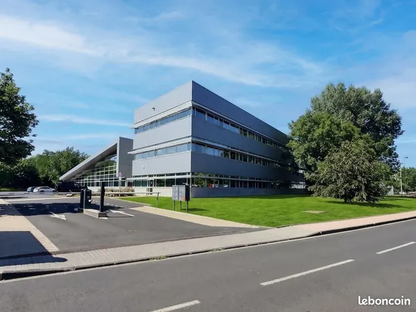 Bureaux climatisés et sécurisés + pkg - Divisibles à partir de 150 m² - Très bon état - La Pardieu -