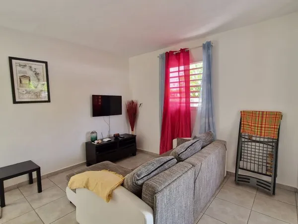 LOUE BAS DE MAISON Meublée F3