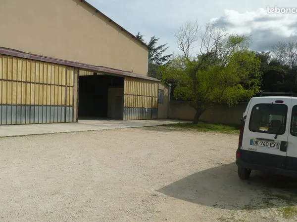 A carpenras entrepot a louer