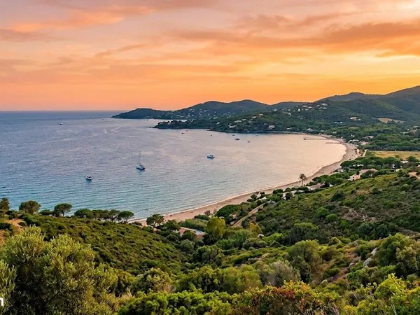 Terrain 1 200 m² vue mer avec PC purgé (Villa 250 m² + piscine) — Côte d'Azur
