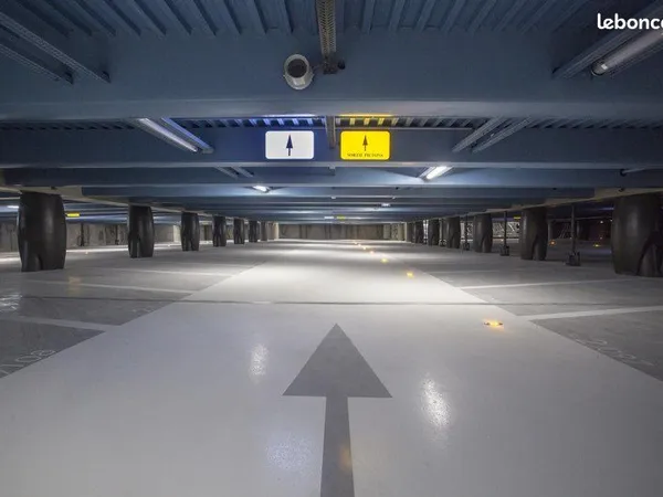 Place de parking à louer- Lyon Confluence-120/mois
