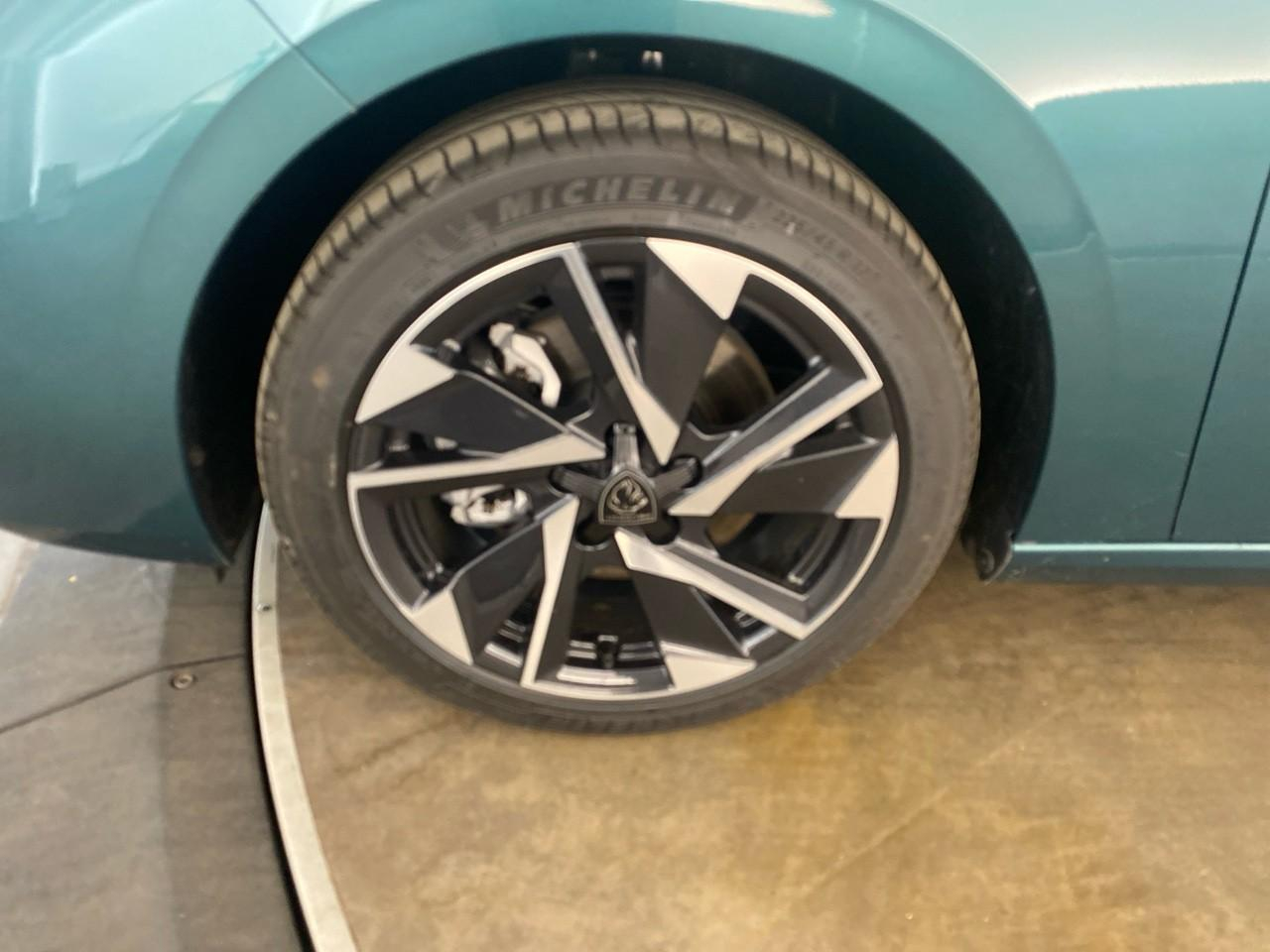 Peugeot 308 sw hybrid 145 e-dcs6 allure — photo 11