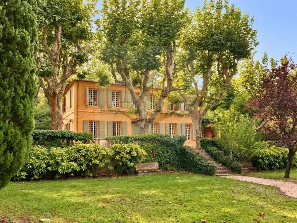 Mas provençal 19 pièces 570 m²