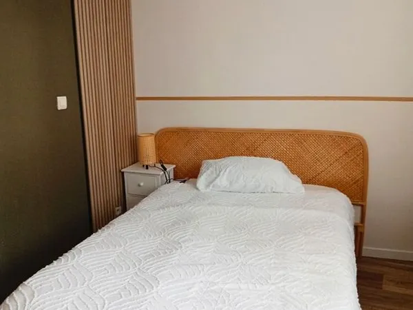 Chambre meublée + frigo privé à Vannes - Bus au pied de la maison