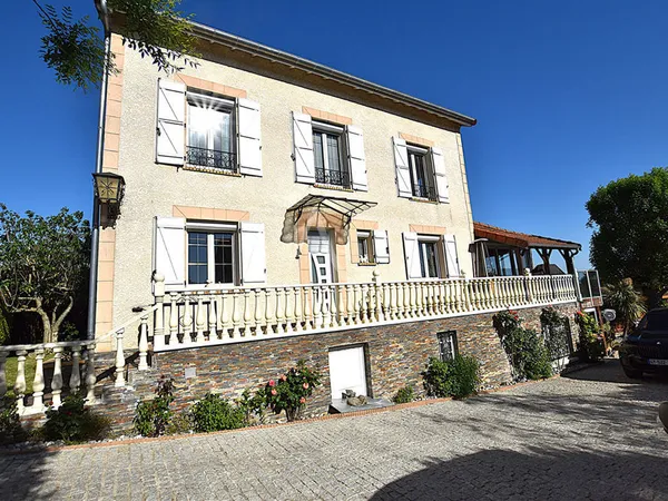 On dirait le Sud....Spacieuse Maison de 8 pièces principales à vendre au coeur de Varennes-Jarcy - R