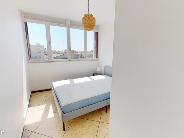 Chambre 6 pièces 74 m²