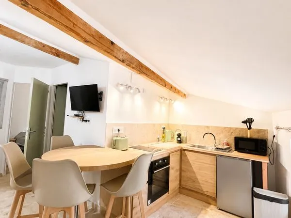 Hyères centre historique - t2 meublé 35 m² - 950 cc