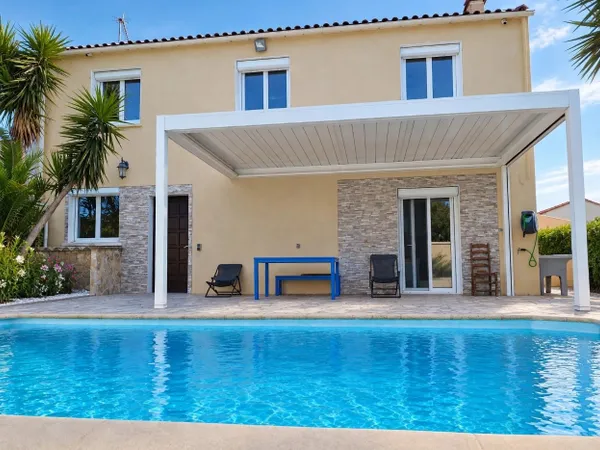 330.000€ - Villa 6P 4Ch 155m² + T2 Locatif + Piscine Chauffée - Jardin - Garage - DPE B - Peyrestort