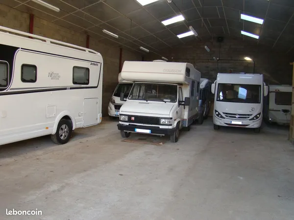 Garage camping car caravane