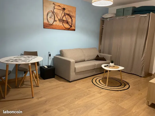 F1 meublé 27m2 climatisé - terrasse 21m2 au calme - parking - cave - centre Grasse