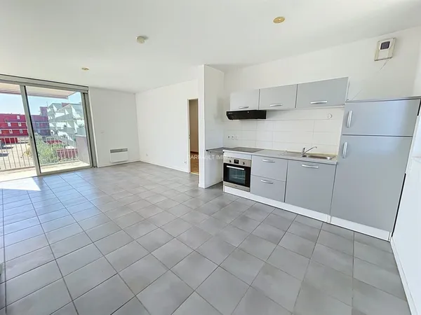Appartement T2 AU DERNIER ETAGE, LUMINEUX, AU CALME ET TRAVERSANT