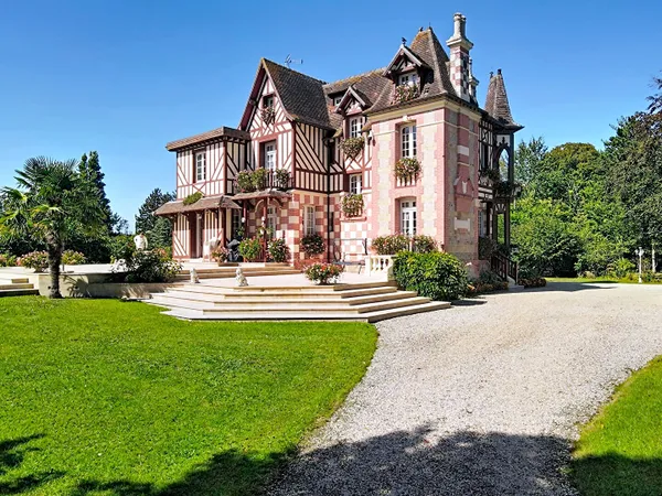 EXCLUSIVITE - VARAVILLE - Proche mer. Villa Anglo-Normande d'exception et son parc.