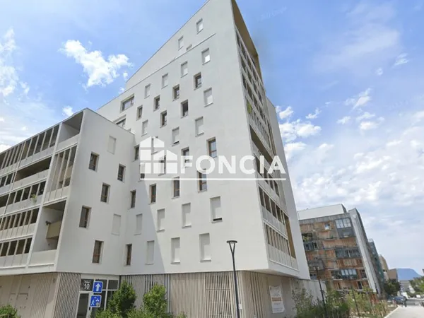 Pour investissement locatif à grenoble presqu'île : a vendre t3 en étage avec terrasse, cave et gara