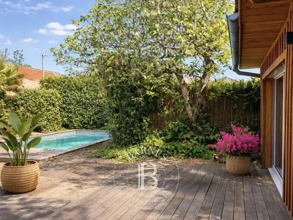 MAGNIFIQUE MAISON DE VILLE ARCACHONNAISE AVEC JARDIN ET PISCINE. AU CŒUR D'ARCACHON