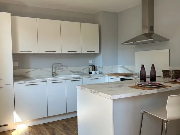 Au 1er ÉTAGE d'une maison individuelle , Appartement rénové T3 de 65 m² avec cour, garage et parking