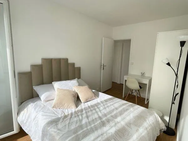 Chambre colocation meublée, très lumineux / balcon et parking extérieur / Proche Paris