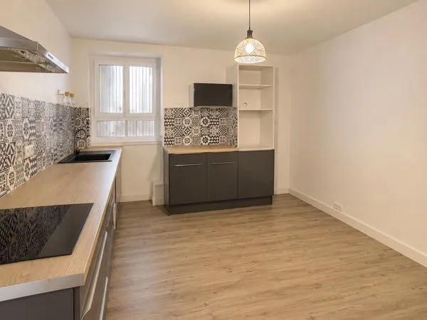 À louer - Maison T5 de 84,56 m² avec jardin, terrasse, garage et dépendance - Barbezieux-Saint-Hilai