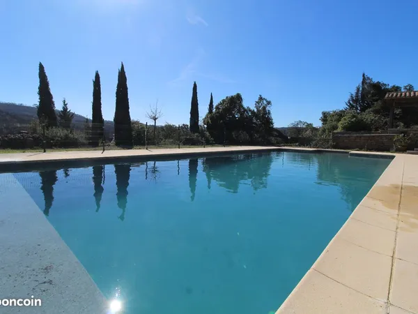 Exceptionnel. Au calme et à l'abri des regards, dans une garrigue de 5550 M2, maison vigneronne en p