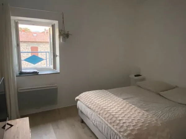 2pièces 33 M2 coeur de village, entièrement rénové, 2è étage, disponible le 3 novembre