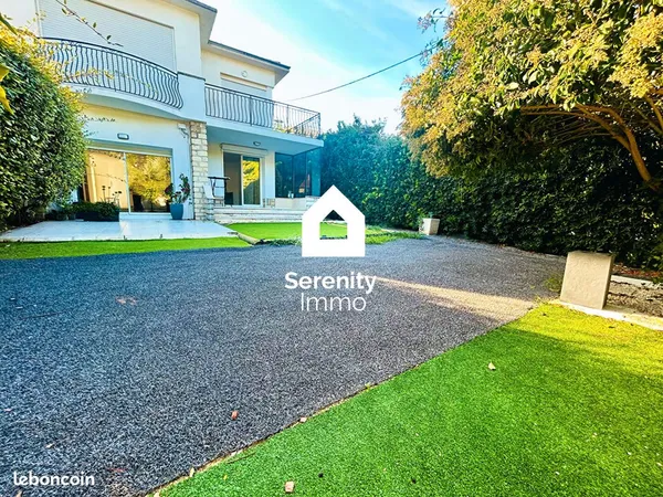 Villa 9 pièces 195 m²