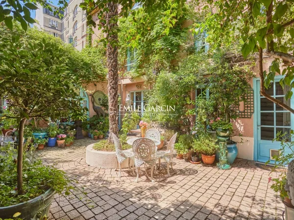 A VENDRE - MAISON - Paris - 75018 - 7 pièces - 4 chambres - 200 m² - Patio 110m²