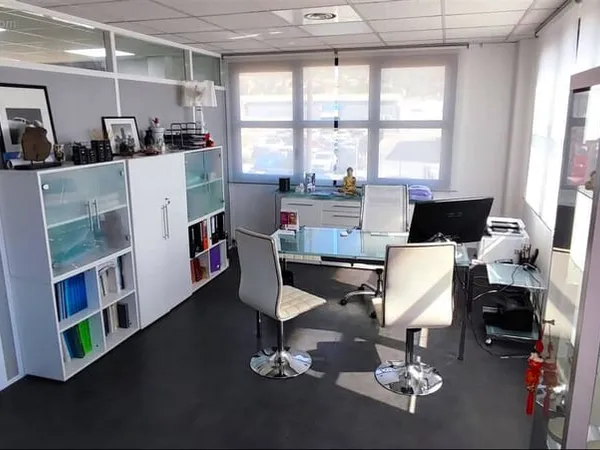 La garde local / bureaux 92.20m2 avec 3 places de parking privatives