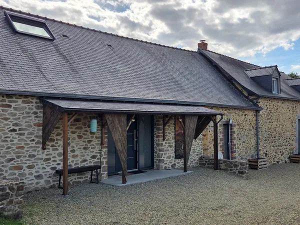 EN EXCLUSIVITE Longère rénovée sur 1ha66 à Soulgé sur Ouette