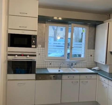 Une jolie chambre avec jardin et parking à louer