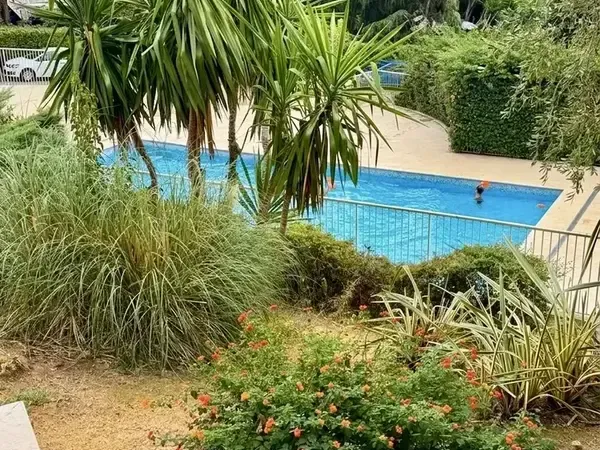 Nice Ouest T3 traversant avec piscine, deux balcons et cave