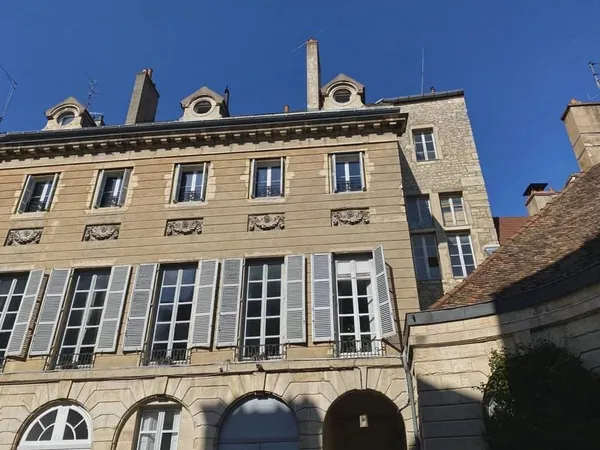 Bureaux DIJON Centre 194 000 euros. Parking.