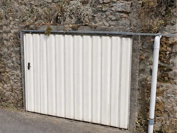 Petit garage / box à louer - idéal moto, vélo ou remorque