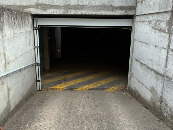 à louer - garage box fermé en parking souterrain sécurisé - brives-charensac