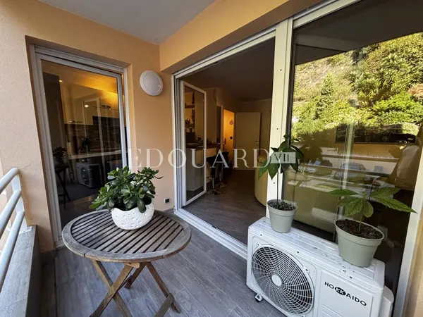 Deux pièces rénové à vendre avec terrasse et cave, au premier étage d'un immeuble moderne