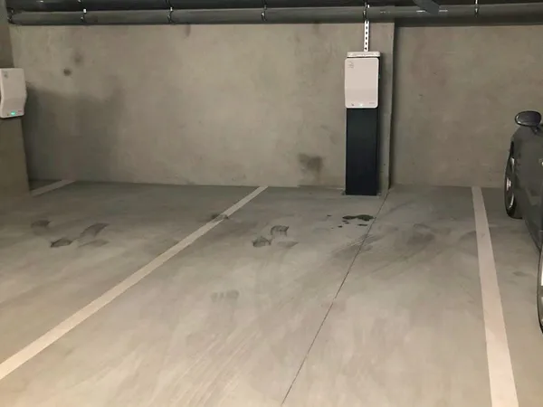 Loue place de parking sécurisé avec borne de rechargement électrique, Bordeaux (33)