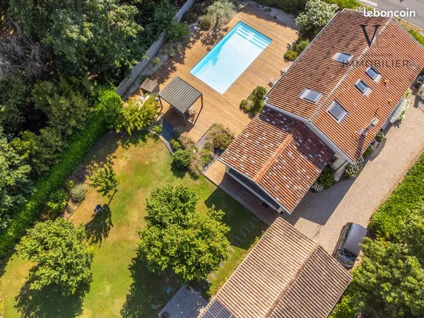 Maison 9 pièces avec garage, dépendance & piscine