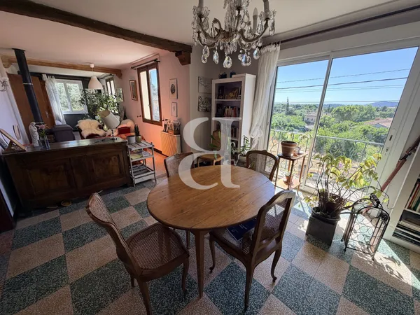 Villa composée de deux logements, proche des commodités à Car